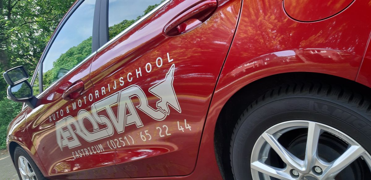 Detail van de belettering op de lesauto van Aerostar met het telefoonnummer 0251 65 22 44